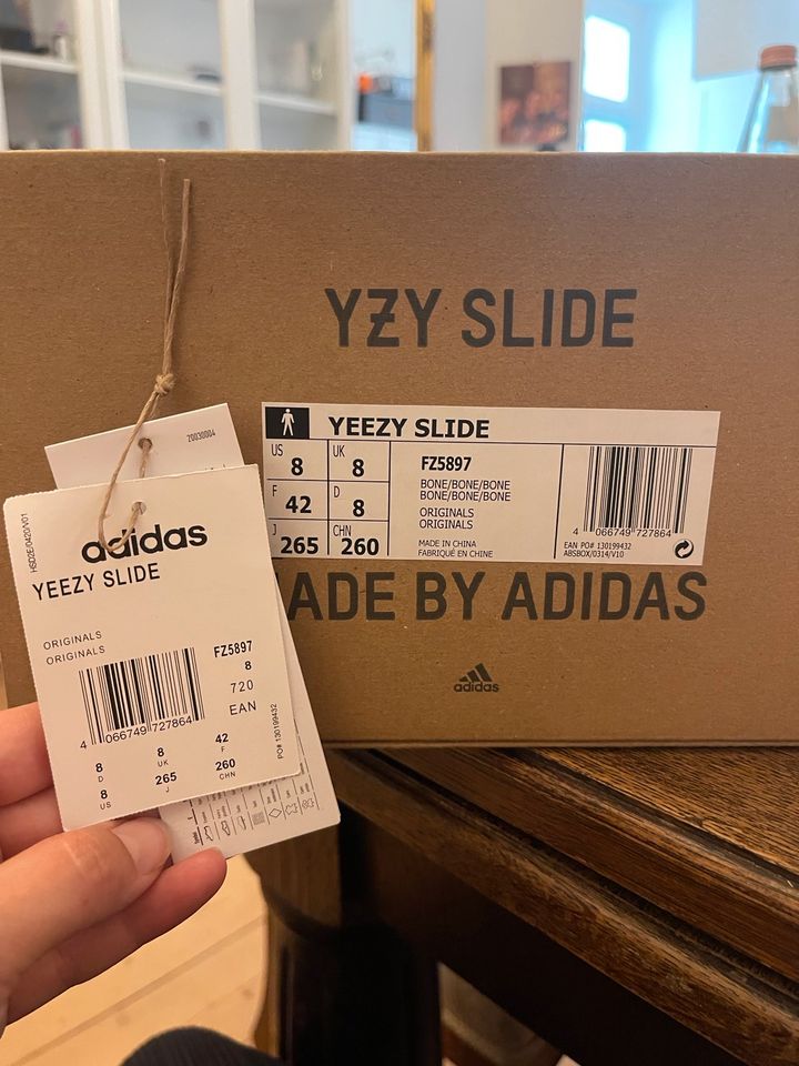 Yeezy Slide bone Originals Adidas US8, Gr 42 in Berlin