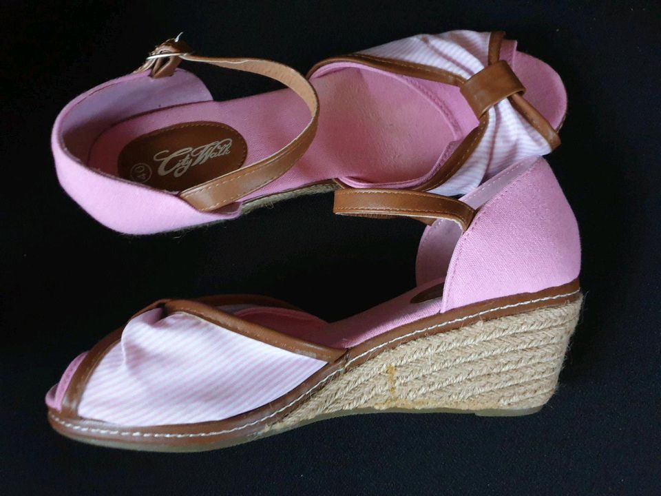 Sandalen Sandaletten 40 wie neu pink weiß braun Stoff Keilabsatz in Bremen