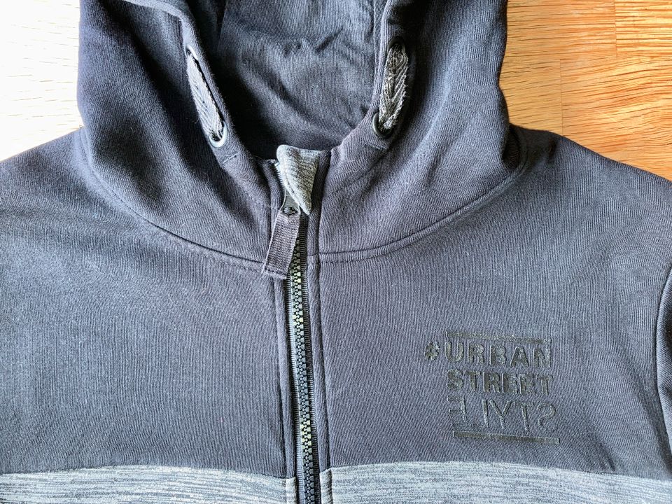 Yigga Sweat- SportJacke Gr. 146 152 schwarz mit Kapuze in Schneverdingen