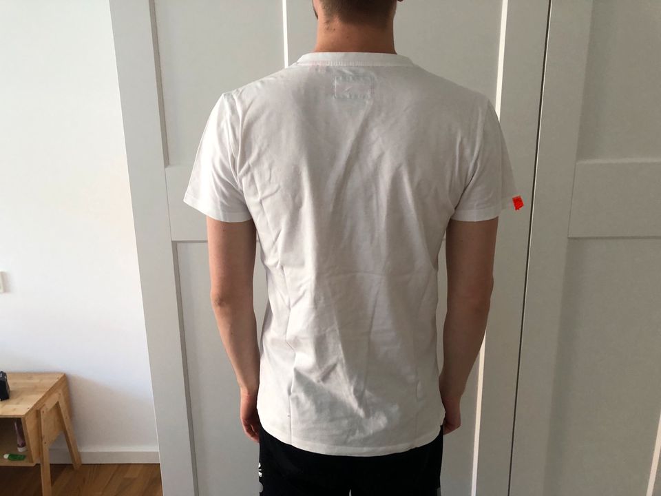 Superdry T-Shirt mit V-Ausschnitt in Bielefeld
