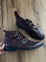 Office Boots Stiefeletten Bordeaux Leder Schnallen Nieten rot 40 Niedersachsen - Rühen Vorschau