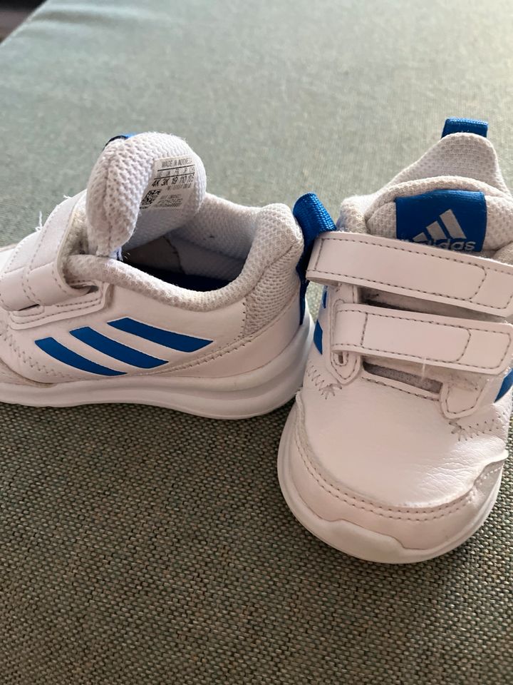 Kinder Adidas gr 19 in Schönebeck (Elbe)