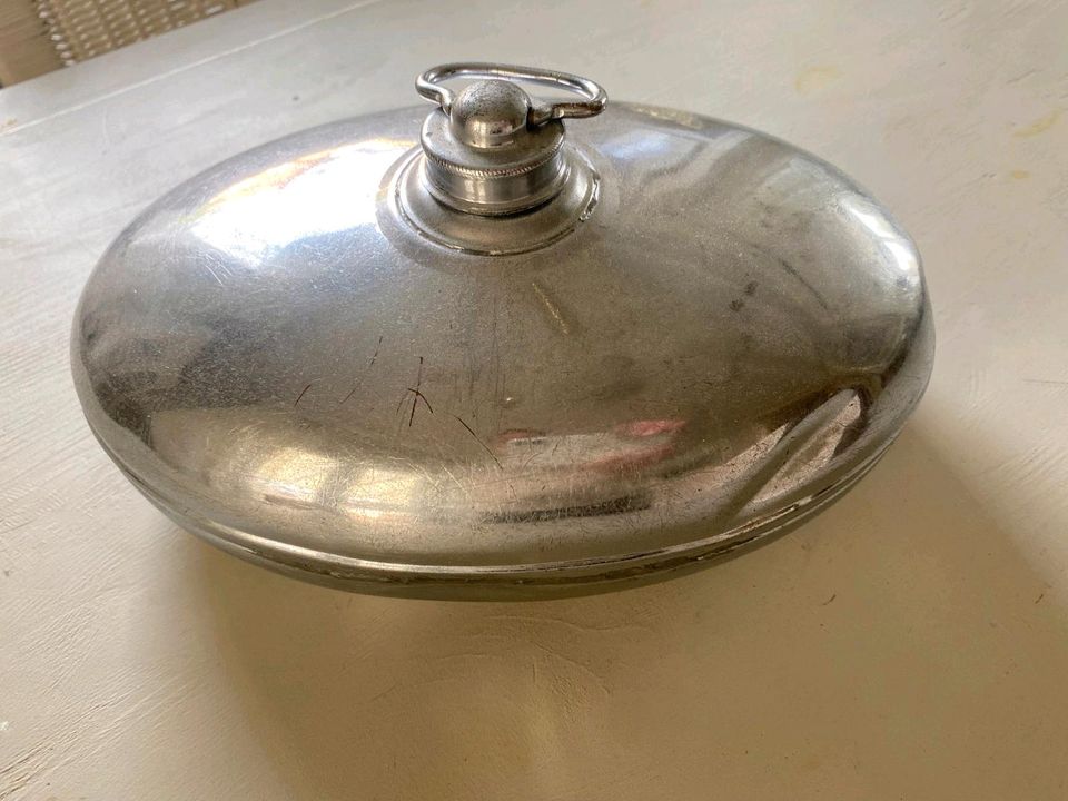 Orig. alte Wärmflasche, antike Bettflasche, Metall mit Deckel in Scharnebeck