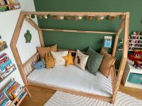 Kinderbett Hausbett aus Kiefernholz 160x80cm - neuwertig Düsseldorf - Holthausen Vorschau
