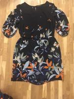 NEU comma Kleid mit allover Muster Gr. 42 dunkelblau Berlin - Neukölln Vorschau