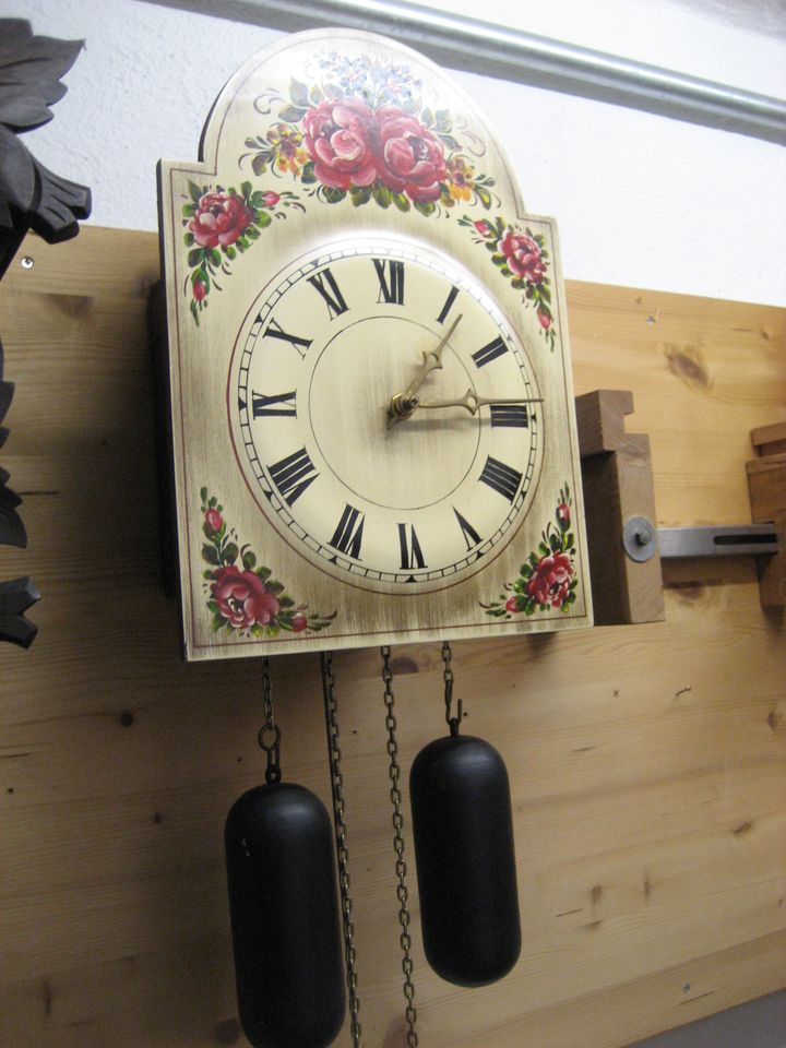 Wanduhr Uhr zum Aufziehen Holz Blumendekor antik in Regensburg