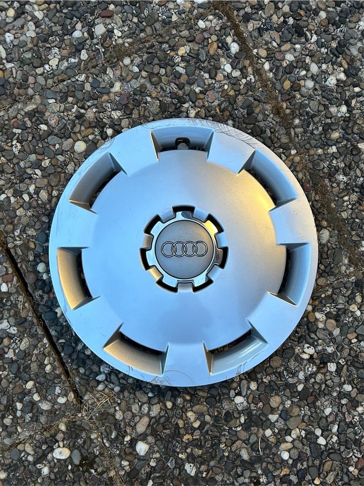 Audi Radkappe 15“ in Stuttgart