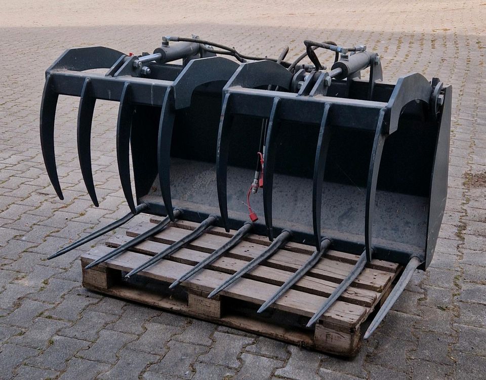 Gabel Krokodilgebiss Hoflader Hoftrack Euro-Aufnahme in Buchenberg