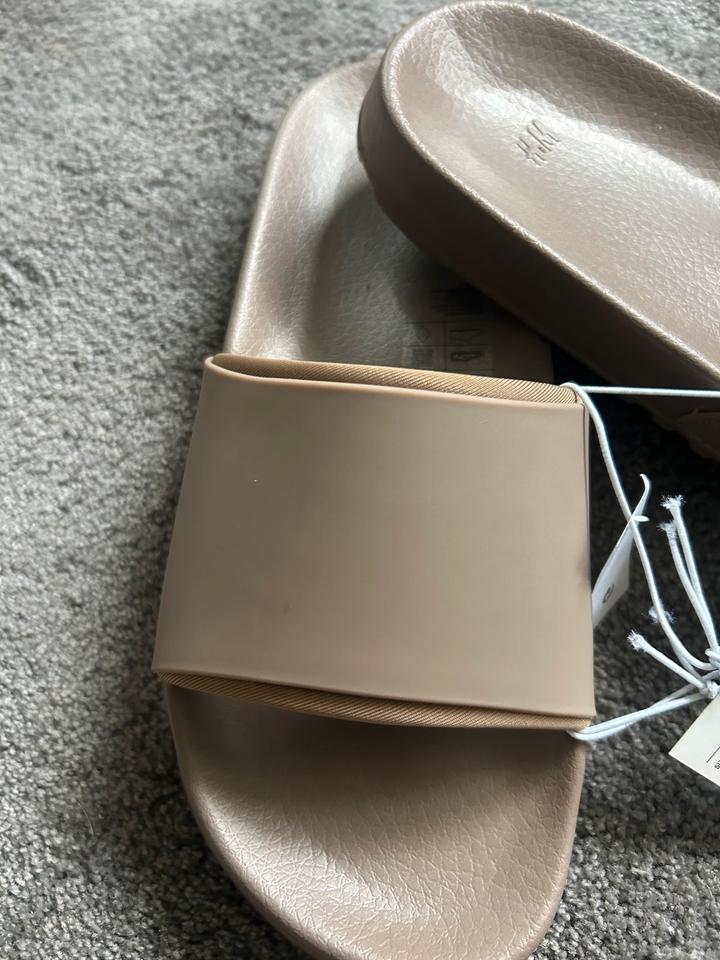 Bedruckte Badesandalen Badelatschen H&M Beige H&M NEU 38-39 in Berlin