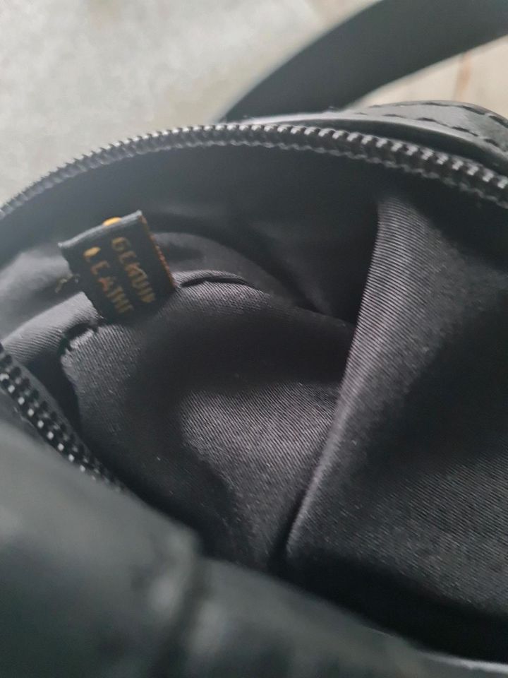 Calvin Klein Schultertasche schwarz Leder 24x40 in Essen