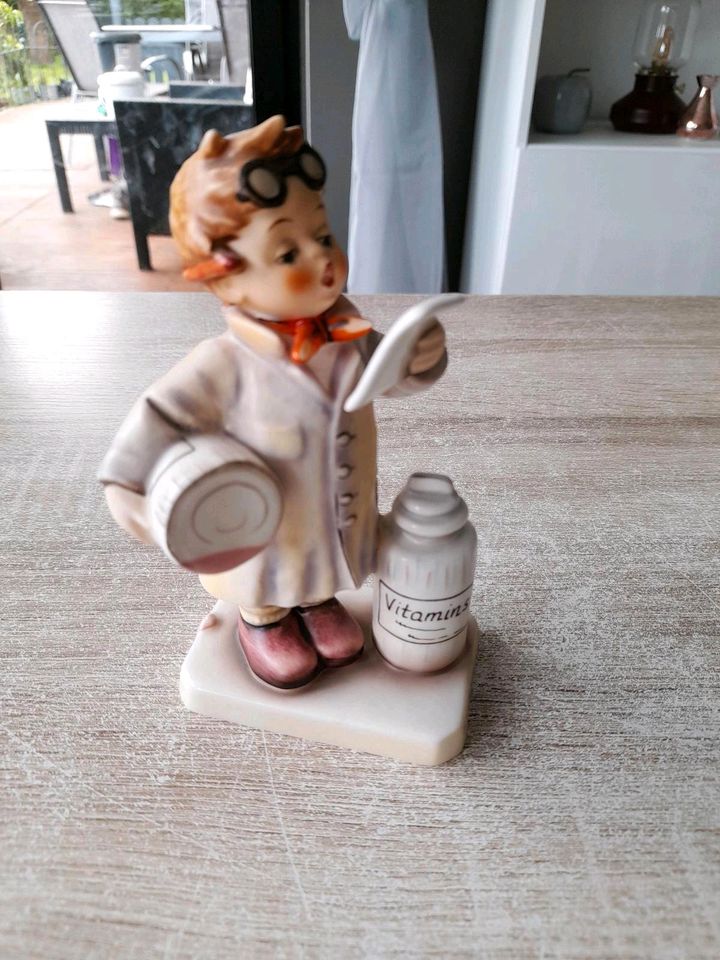 Hummel Figur #322 Der Apotheker (Vitamins) in Alteglofsheim