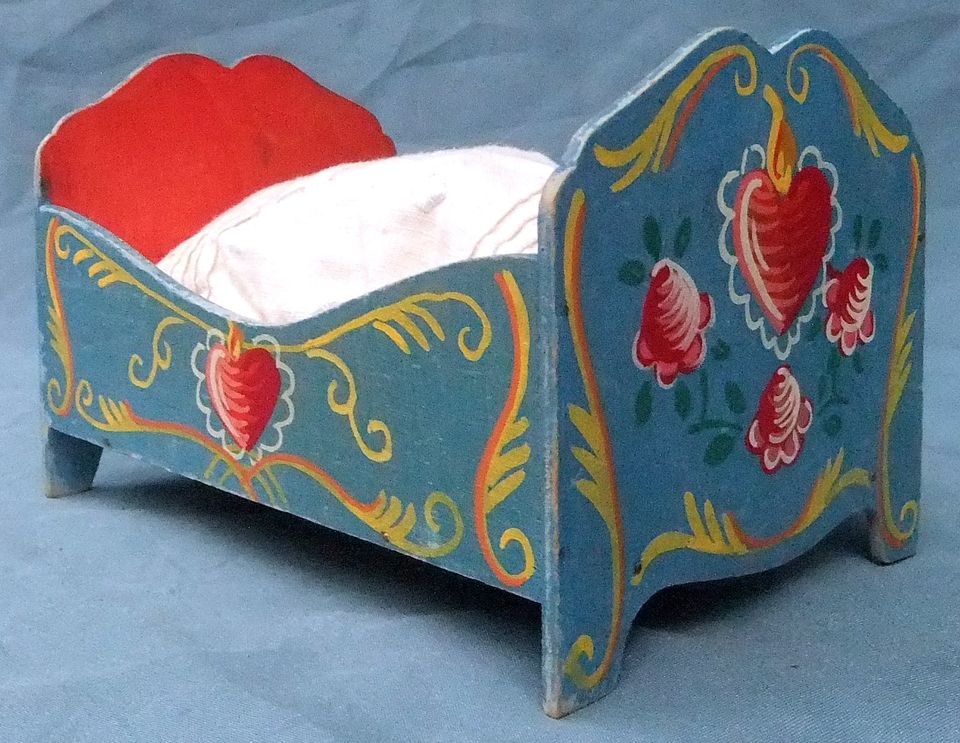 Puppenhaus-Bett mit Bauernmalerei - handbemalt in Groß-Gerau