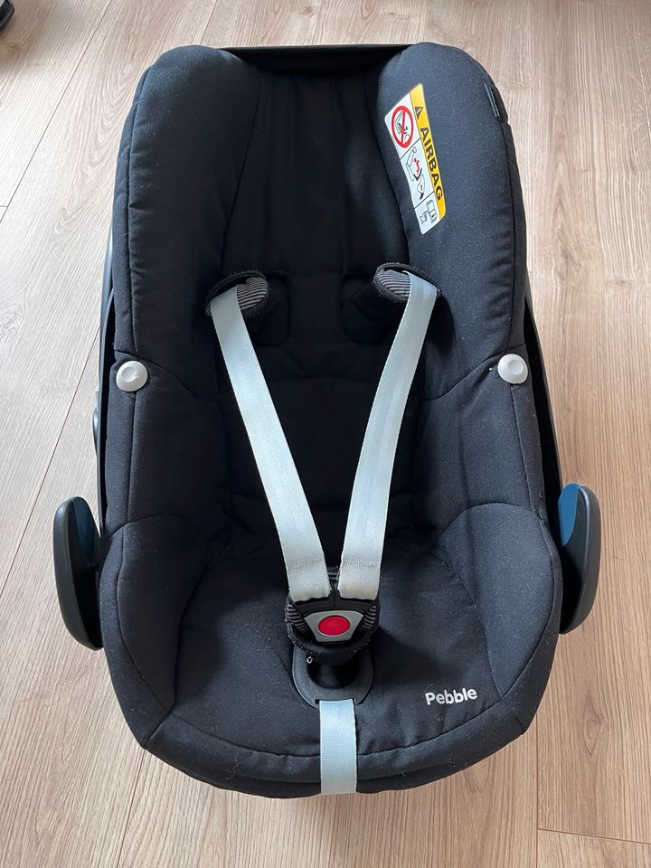 Maxi Cosi Pebble in schwarz + FamilyFix Station in Pfullendorf