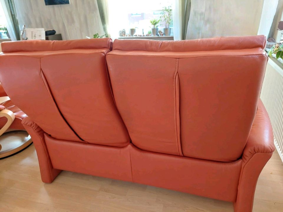 Sofa / Couch / Zweisitzer & Hocker in Langenhagen