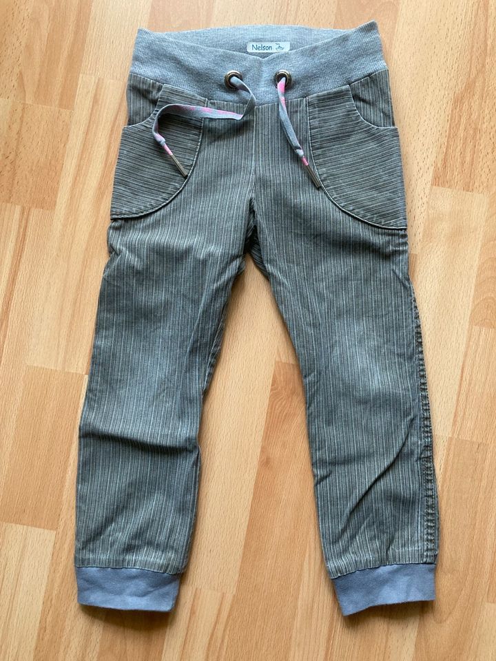 Lotus Spirit Hose grau/khaki Gummibund schmal geschnitten Gr. 104 in Wittenförden