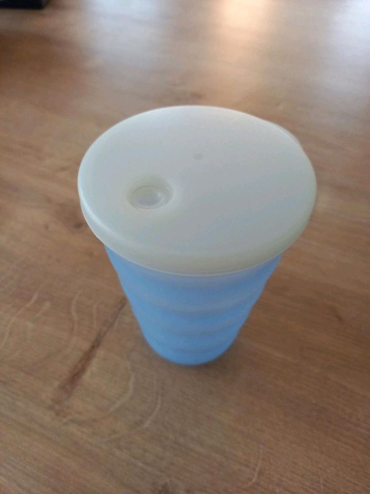 Trinkbecher mit Deckel für Trinkhalm von Tupperware in Landshut