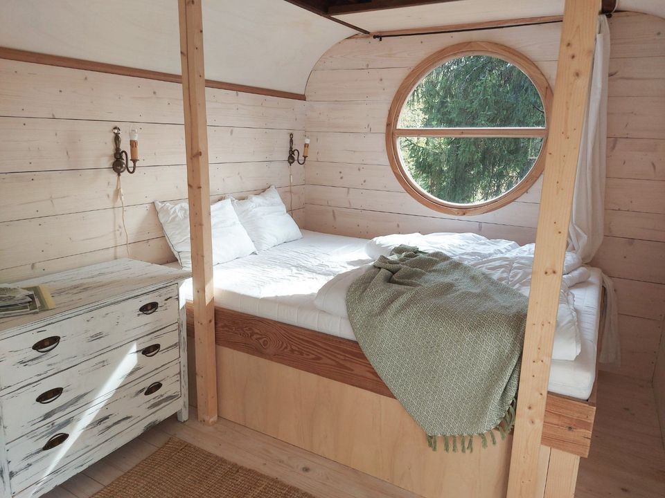 Zirkuswagen Tiny House Schweden Ferienhaus am See im Wald Wildnis in Sinsheim