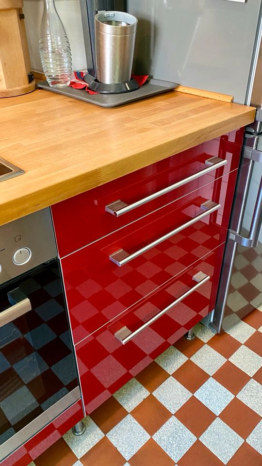 Küche Metod von Ikea in rot und Holz in Hamburg