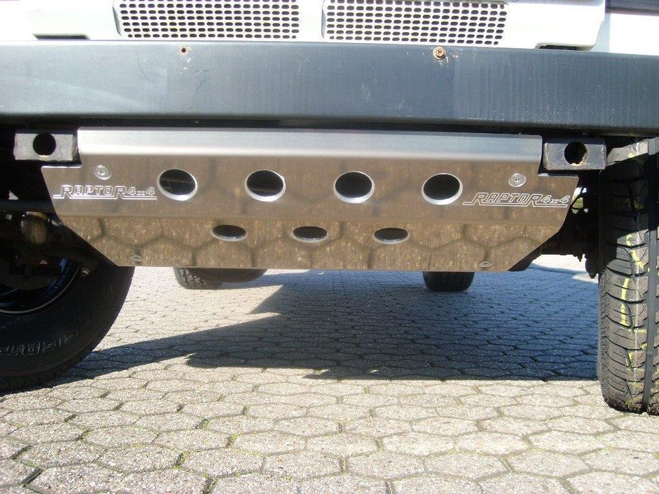 Land Rover Defender Aluminium Unterfahrschutz vom Vorführfahrzeug in Bergisch Gladbach