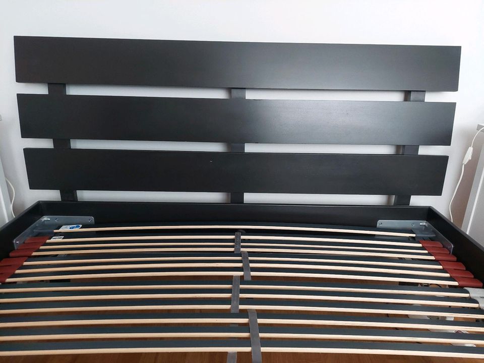 Massivholz Bett schwarz 140x200 + Lattenrost verstellbar in Fürth
