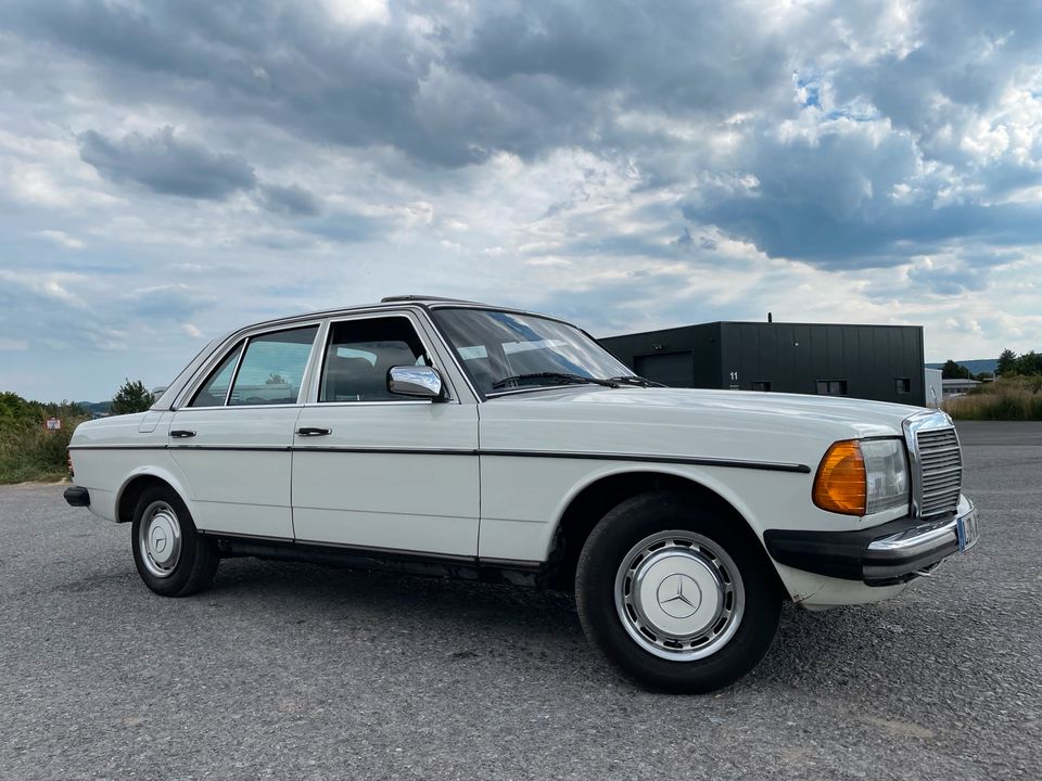 Mercedes Benz W123 2.3E 5-Gang in Lage