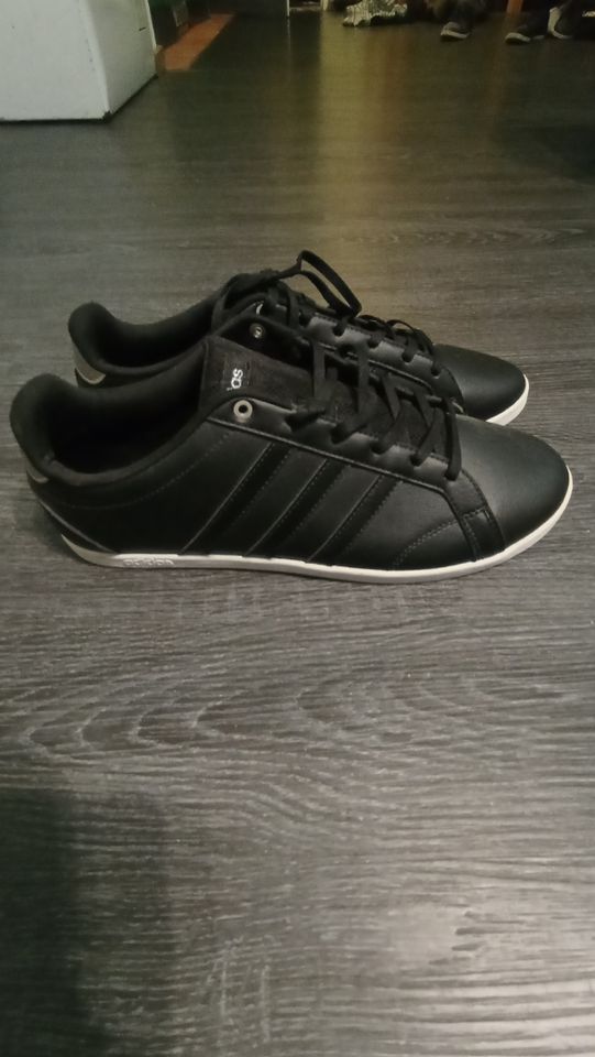 Adidas Sneaker Low Flach Schwarz Weiß 42 in Passau