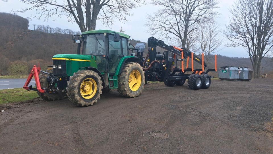 Holztransport  polterholz brennholz kegelspalter  sägespaltautoma in Bermel