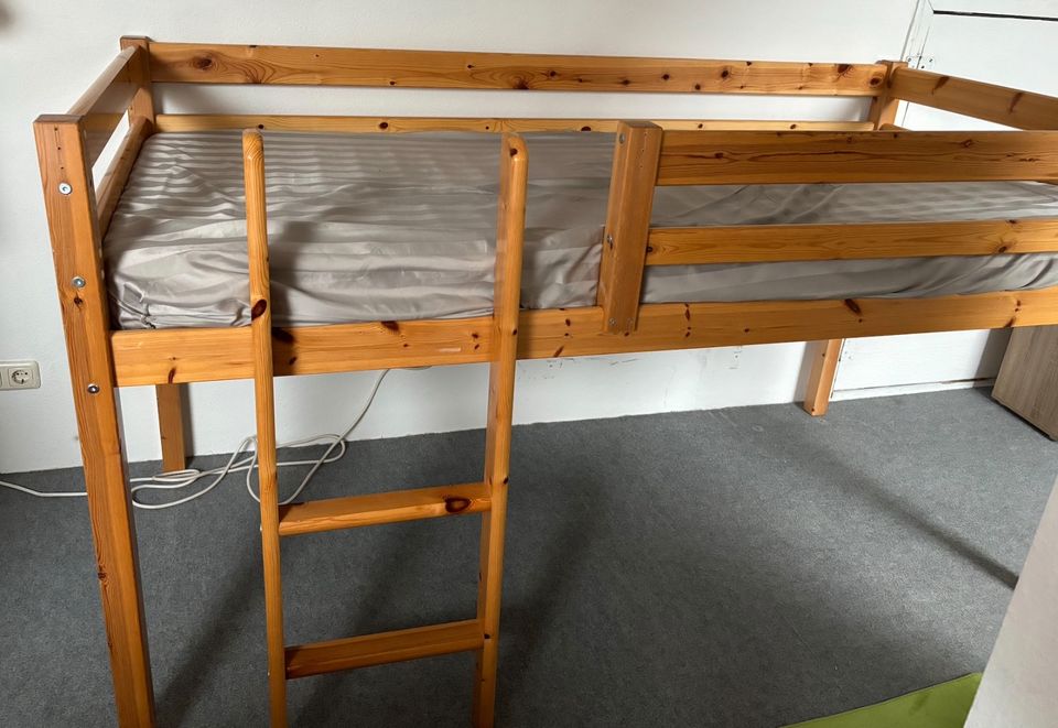 Kinderhochbett mit Leiter und Matratze in Malliß
