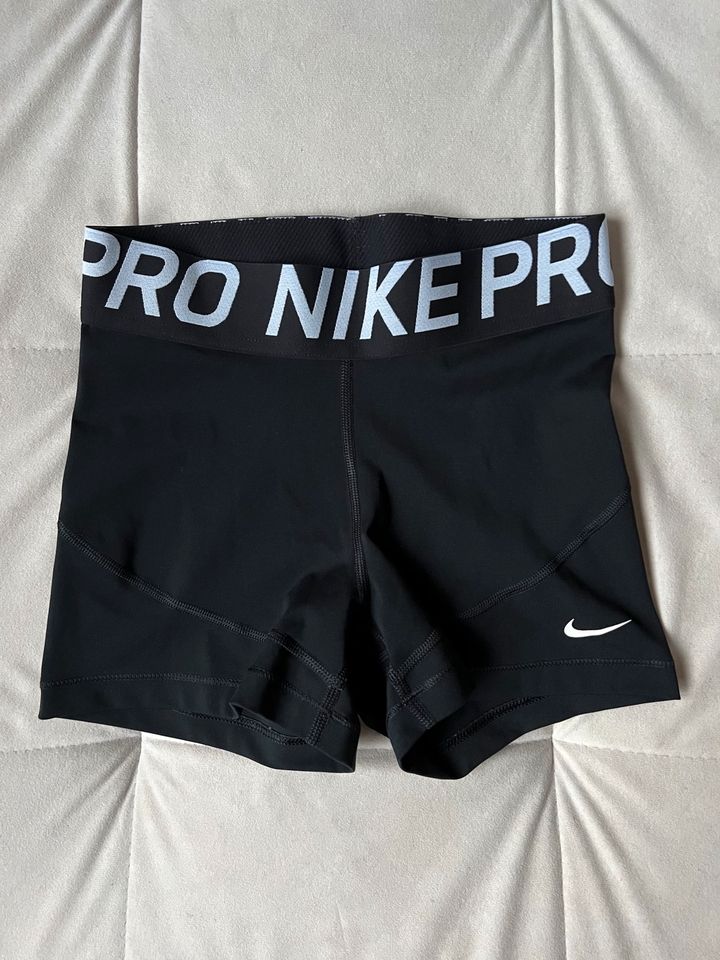 Nike Pro Shorts (weiblich, Gr. S) schwarz in Senden