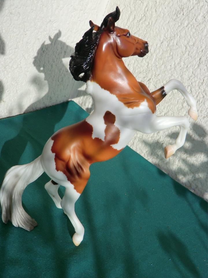 MODELLPFERD BREYER SILVER BAY PINTO TREASURE HUNT USA 2006 LSQ in Oberursel (Taunus)