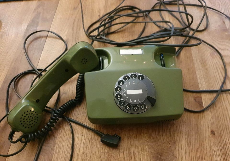 Telefon mit Wählscheibe in olivgrün. in Fachbach