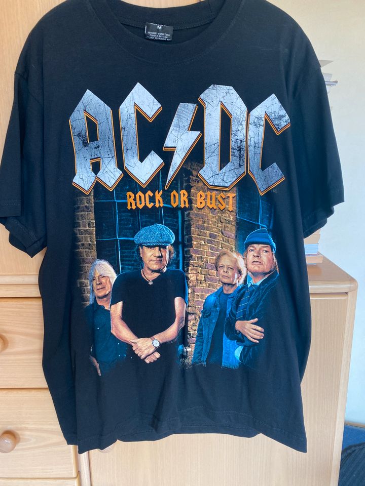 AC/DC Paket: Buch+Live DVD+Doppel-DVD+T-Shirt in Bochum