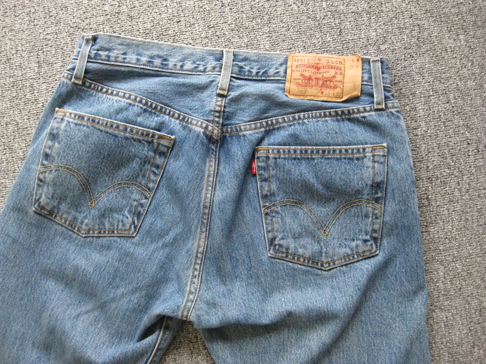 Jeans Levis 501 W32 / L32 straight Leg, Button Fly, neuwertig in Backnang