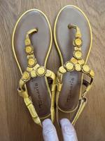 Tamaris Leder Sandalen Zehensteg Gr. 40 gelb sehr gut Brandenburg - Rüdersdorf Vorschau