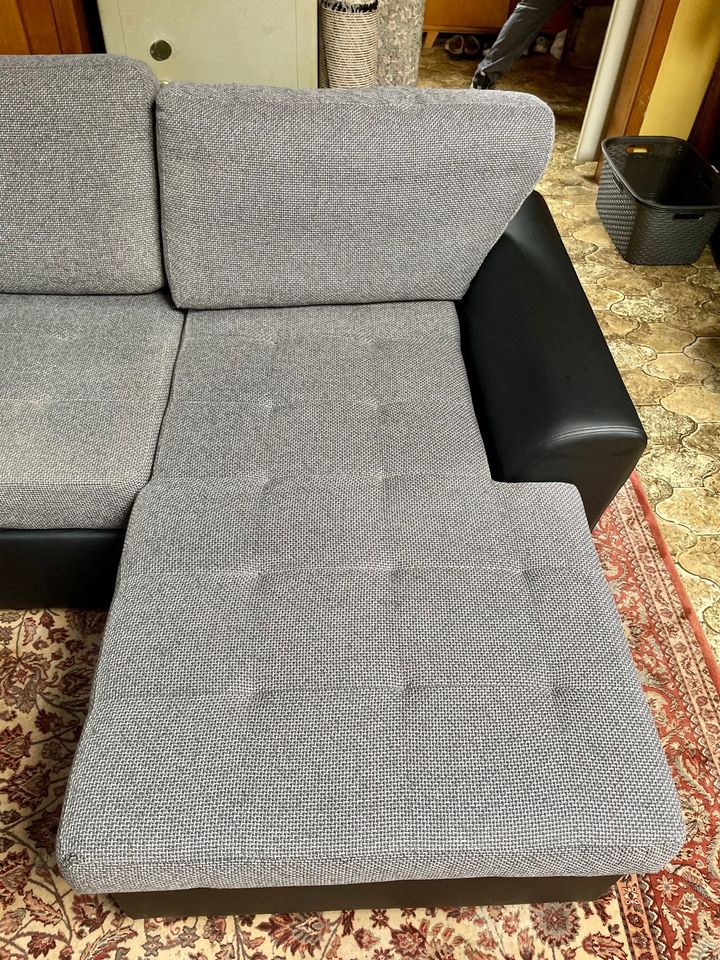 Große  Couch mit Schlafauszug 320 x 160 x 200 cm Sitzfläche 60 cm in Keltern