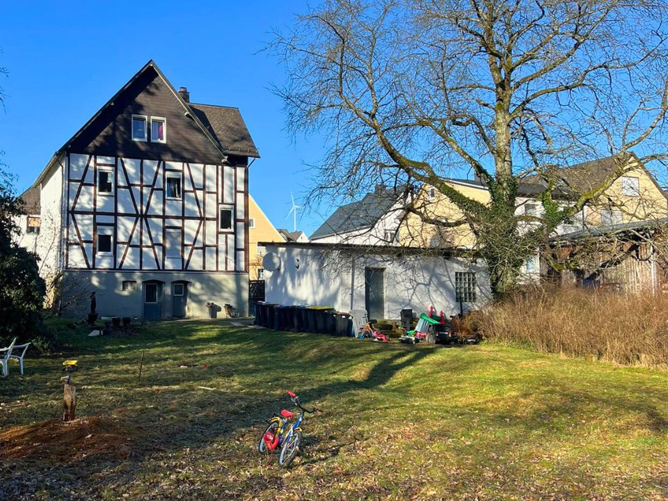 Schönes Mehrfamilienhaus inklusive großem Baugrundstück! in Dillenburg