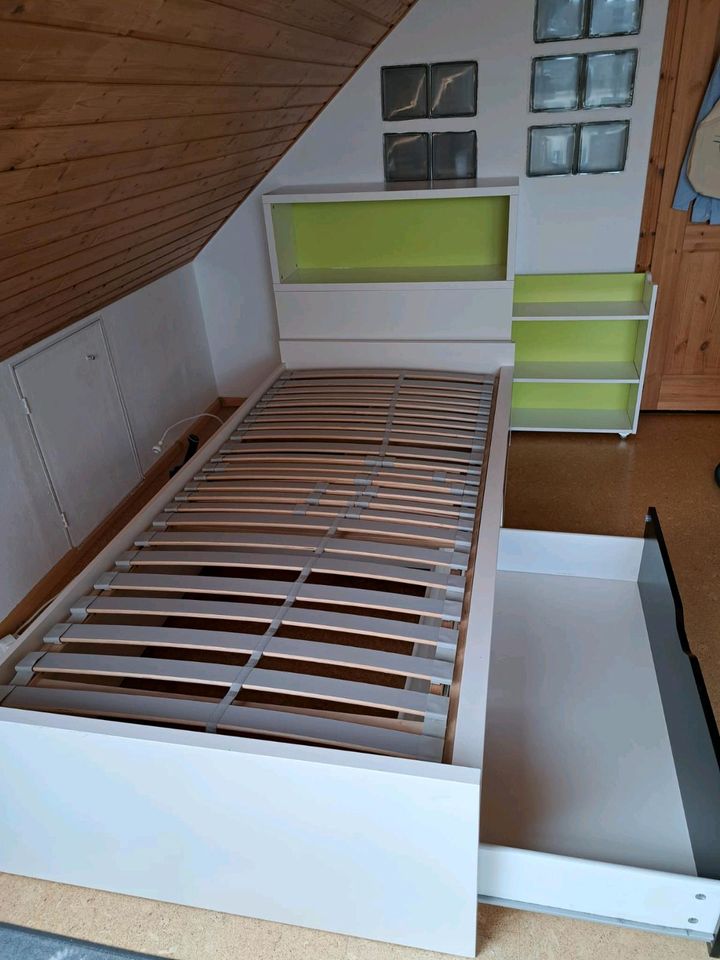 Ikea Bett FLAXA 90x200, mit Nachttisch und Matratze in Sankt Augustin