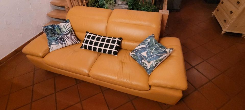Kunstleder Sofa Zweisitzer und Dreisitzer, hochwertige Couch in Erlangen