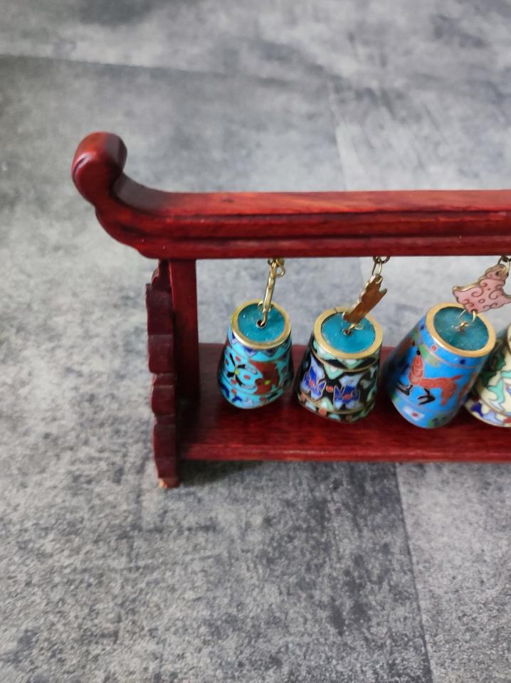Chinesisches Glockenspiel mit 8 Glocken im Teakholz Ständer in Düsseldorf