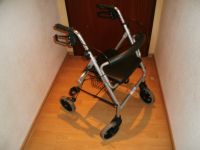 Neuwertiger Rollator mit Rückenlehne und Klappsitz - bis 130 KG Niedersachsen - Gronau (Leine) Vorschau