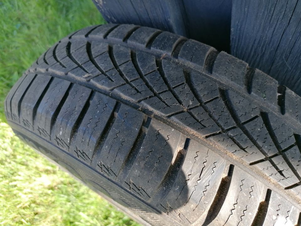 Ganzjahresreifen mit Felgen 4 x 175/70R14 in Krempe