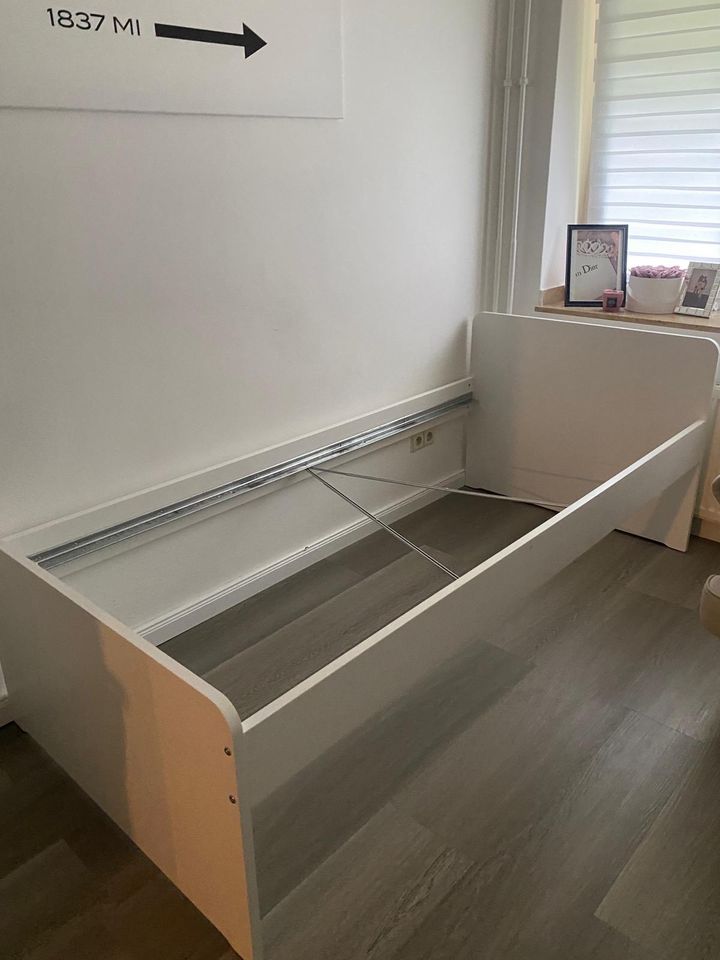 Ikea Bett fürs Schlafzimmer mit Lattenrost in Hamburg