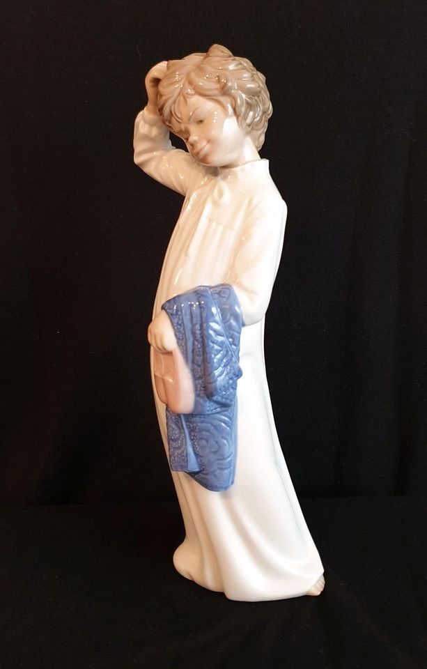 Nao by Lladro Porzellan / Porzellanfigur / Junge in Düsseldorf