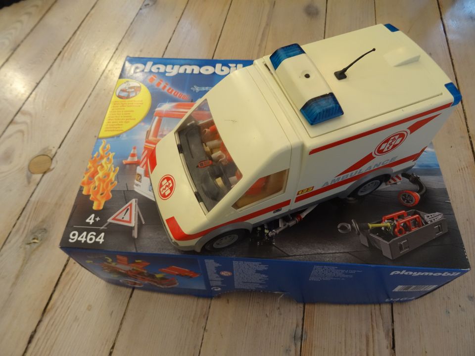 Playmobil 9464 Feuerwehr+ 9467 Löschroboter + Krankenwagen in Züssow