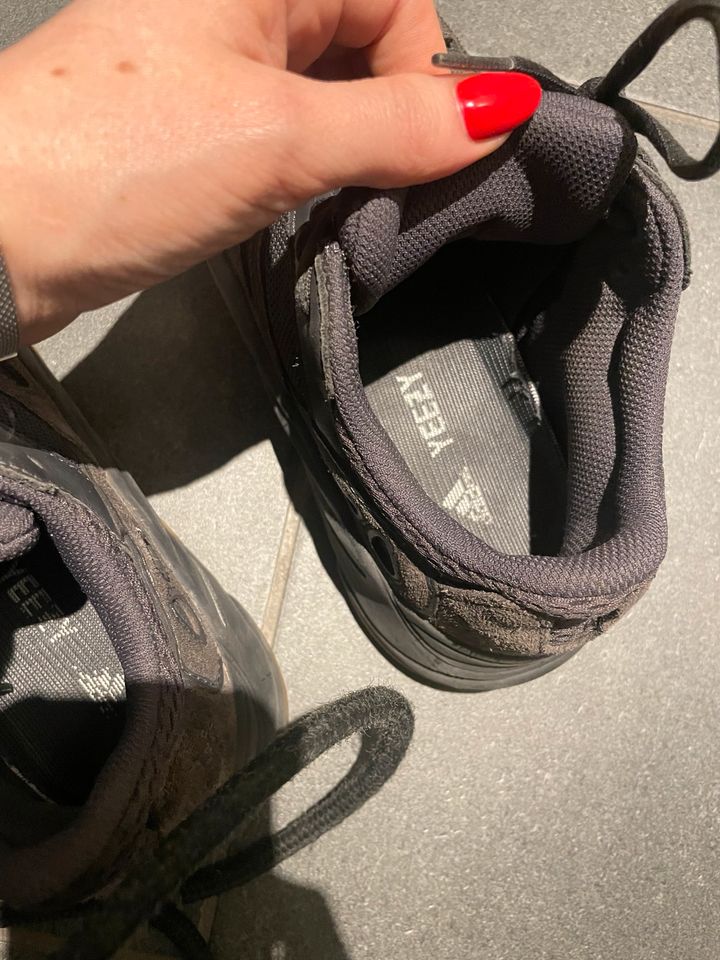 Yeezy Boost 700 Utility Black in Berlin