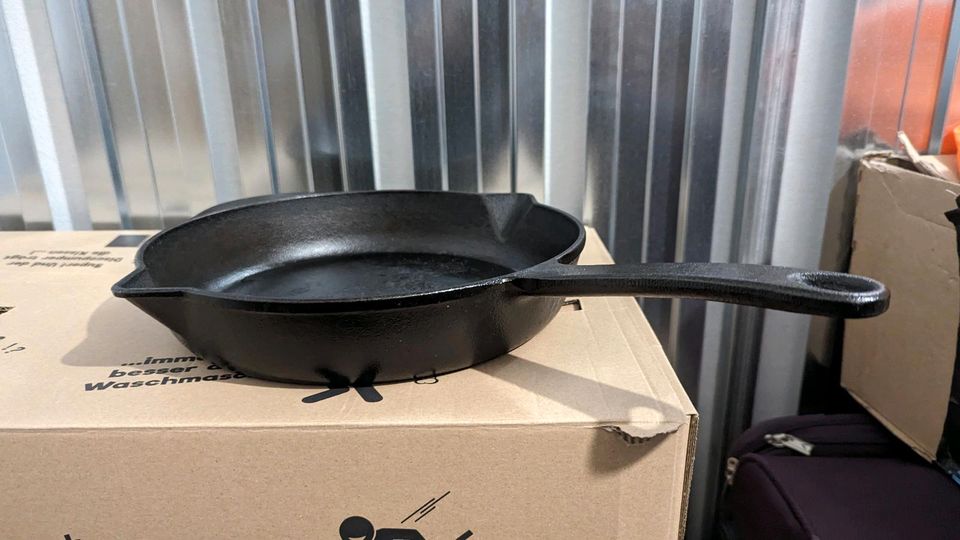 BurnHard brand Cast Iron Pan/ Gusseiserne Bratpfanne mit Griff in München