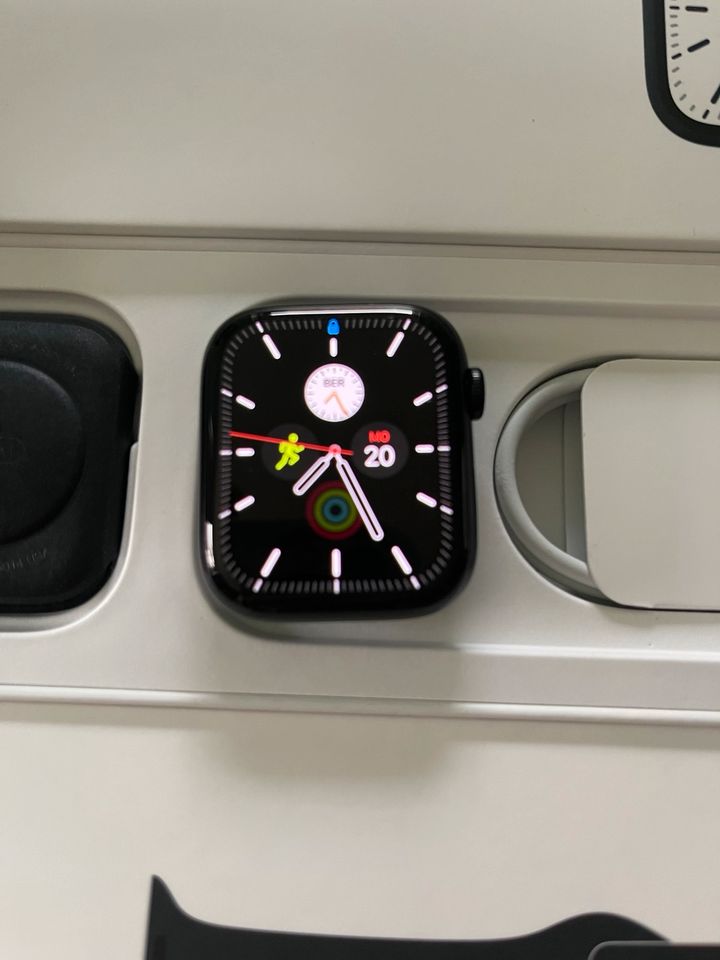 Apple Watch Serie 7 Midnight Aluminium Case cellular 45 mm in Meinhard