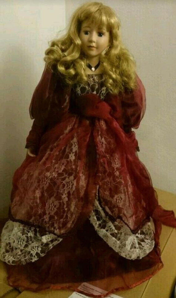 Wunderschöne große Porzellanpuppe 50cm rotes Kleid Puppe in Stadtbergen