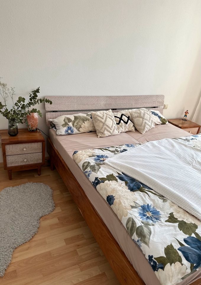 Nachtkommode mit Bett aus Akazie massiv in Leipheim