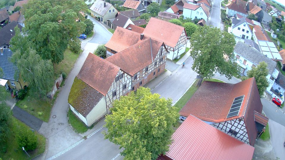 Handwerker aufgepasst - Teilrenoviertes Zweifamilienhaus mit sehr großer Wohnfläche in Illesheim